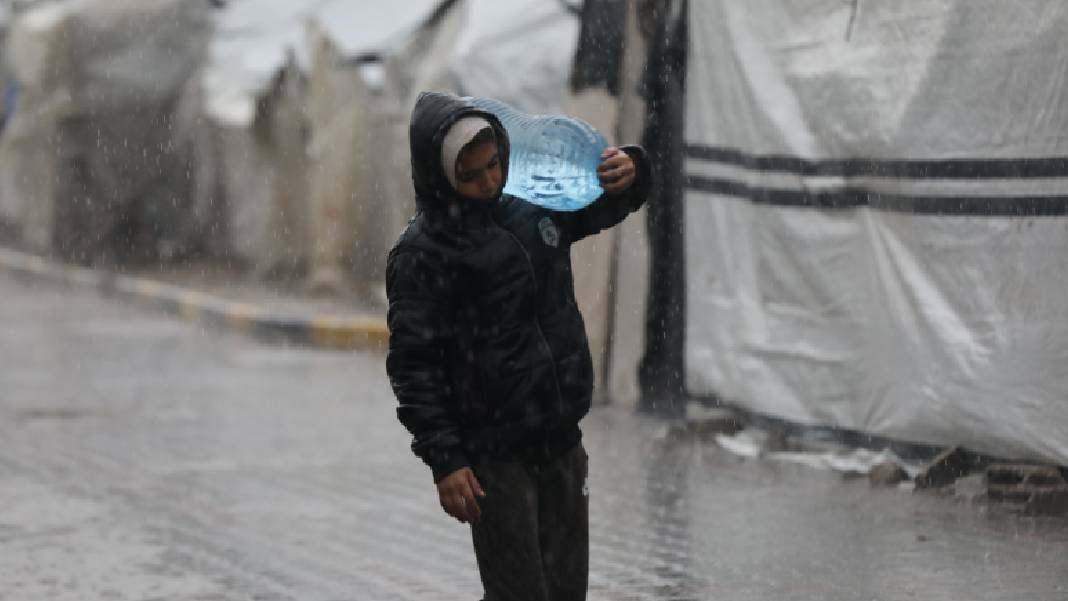 Gazze'deki çadır kamplarını vuran yağış felaketi 14